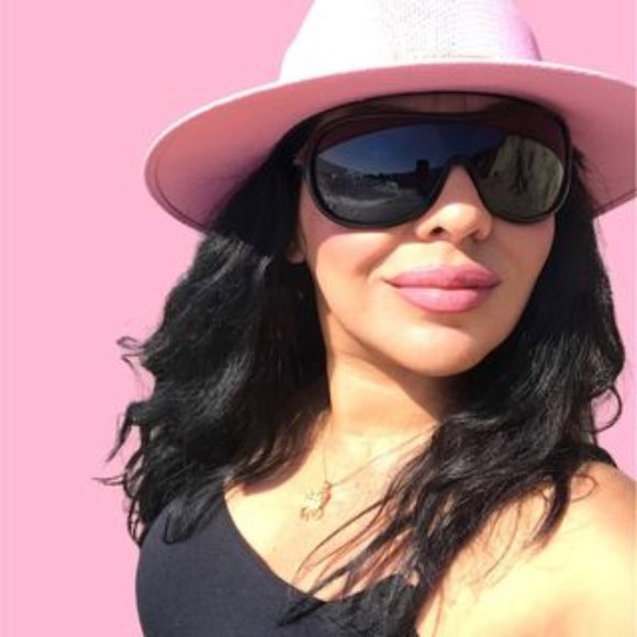 💗Meet your Posher, Cynthia - Picture 1 of 4